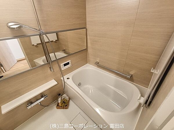 明るく清潔感のある浴室で、一日の疲れを癒しませんか。ゆったりと浸かれる浴槽と、便利な追い焚き機能で快適なバスタイムをお過ごしいただけます。