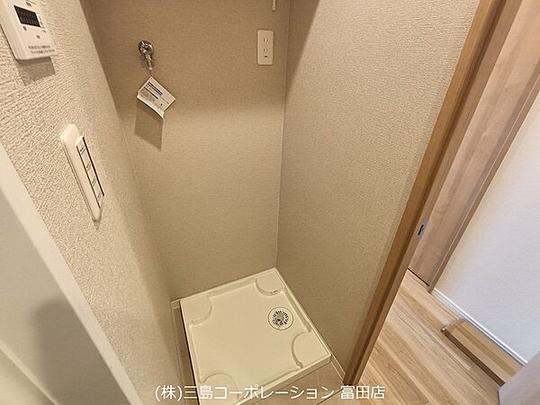 洗濯機置き場は、水栓とコンセントを完備。日々のお洗濯をスムーズに行えます。洗面台と隣接しており、家事動線にも配慮されています。