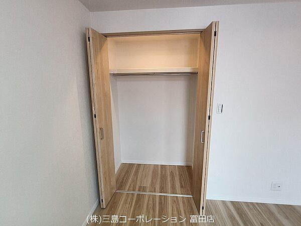 広々としたクローゼットで、洋服や荷物もすっきり収納。上段棚も活用でき、空間を有効活用できます。