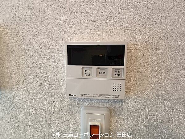 快適なバスタイムをサポートする自動湯はり機能付きの給湯器パネル。毎日のお風呂準備がスムーズになります。