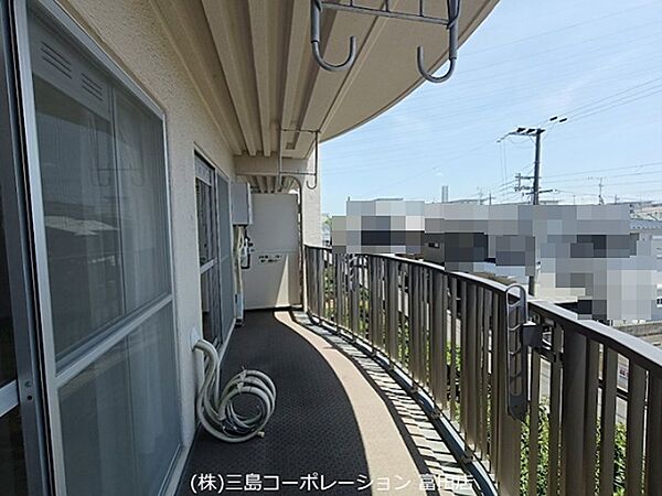 開放的なバルコニーは、日当たりの良さが魅力です。洗濯物も気持ちよく乾かせます。