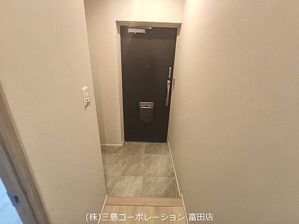 玄関は清潔感のある明るい空間です。快適な暮らしをサポートする住まいです。