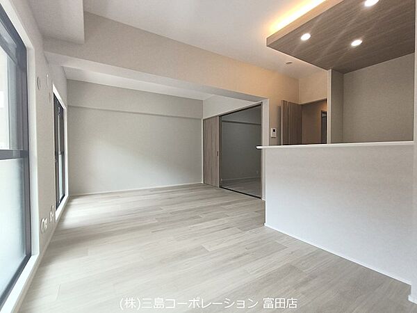 採光に優れたリビングは、お好みの家具を配置しやすい広さです。落ち着いた内装で、多様なライフスタイルに寄り添います。