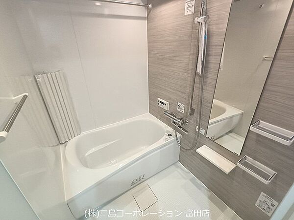 湯張機能付きの浴室は、一日の疲れをゆっくり癒せる空間です。お手入れもしやすい壁面パネルで、清潔感を保てます。