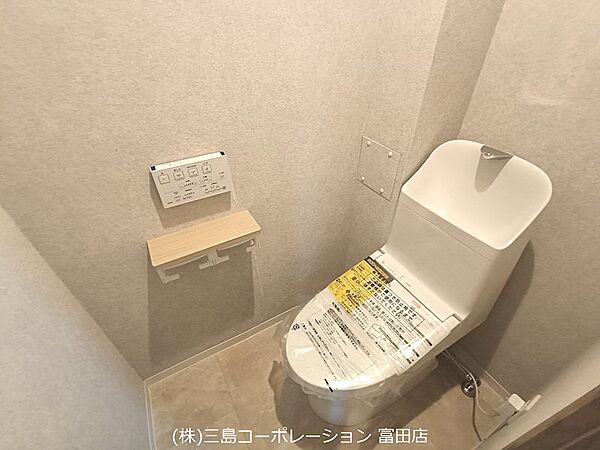 清潔感のあるデザインのトイレは、快適な毎日をサポートします。便利なリモコン式で、壁面の棚には小物を置くことも可能です。