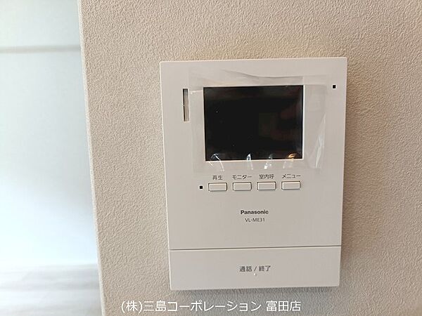 モニター付きインターホンが設置されており、訪問者の顔を確認できます。防犯面も配慮された住まいです。