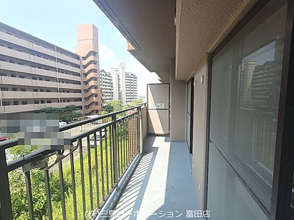 日当たり良好なバルコニーで、お洗濯物もよく乾きます。開放的な空間で、読書やガーデニングも楽しめます。