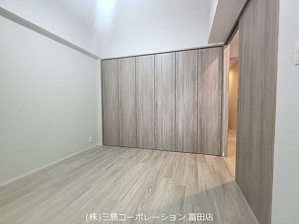 たっぷり収納が魅力の居室。大きなクローゼットで、お部屋をすっきりと使えます。フローリングは優しい色合いで、どんなインテリアにも合わせやすい空間です。