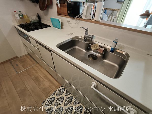 ご家族の様子を見守りながらお料理ができる人気の対面キッチン♪後片付け楽々の食器洗い乾燥機付き！足元は床暖房があります♪