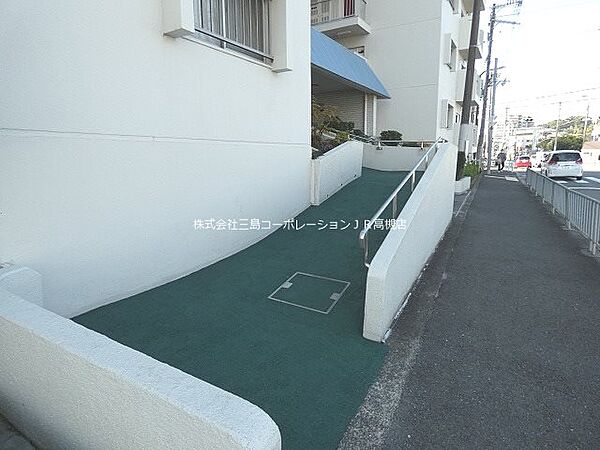 階段横にスロープがございます。
