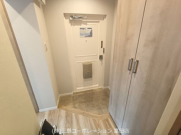 明るい玄関は収納力のあるシューズボックス付き。お客様も気持ち良くお迎えできます。