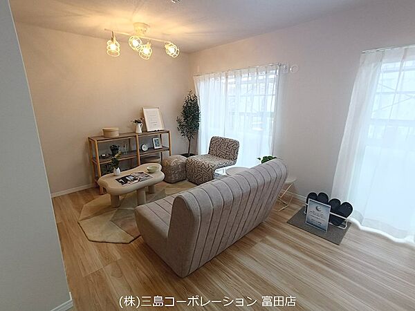 自然光が差し込む明るいリビング。穏やかな色合いの家具が心地よい空間を演出します。ゆったりと過ごせる住まいをお探しの方へ。