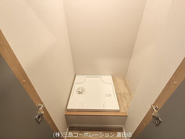 洗濯機パンが設置された収納です。デッドスペースを有効活用できる設計で、日々の家事をスムーズにサポートします。