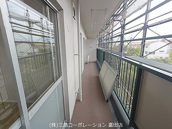 日当たりの良いバルコニーは、洗濯物を干すスペースとしても活用できます。外からの視線が気になりにくい造りも魅力です。