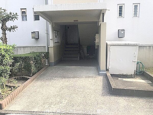 階段入り口とメールボックス