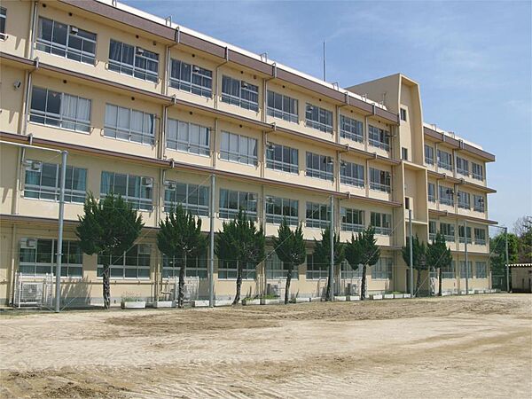 茨木市立北陵中学校（641m）