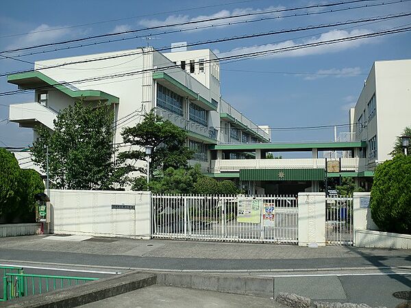 茨木市立郡小学校（590m）