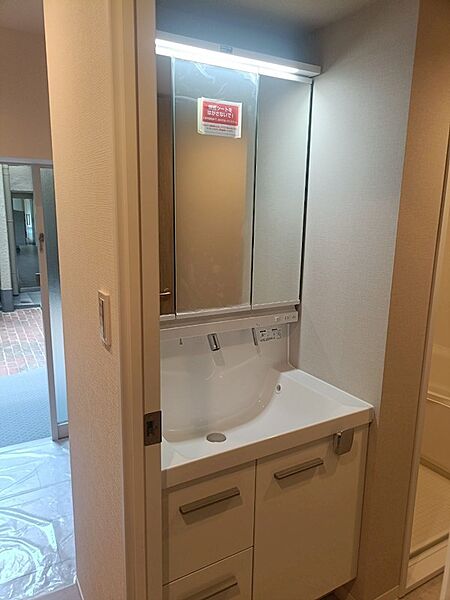 収納付三面鏡洗面化粧台　水栓まわりに水がたまりにくくお手入れ簡単！