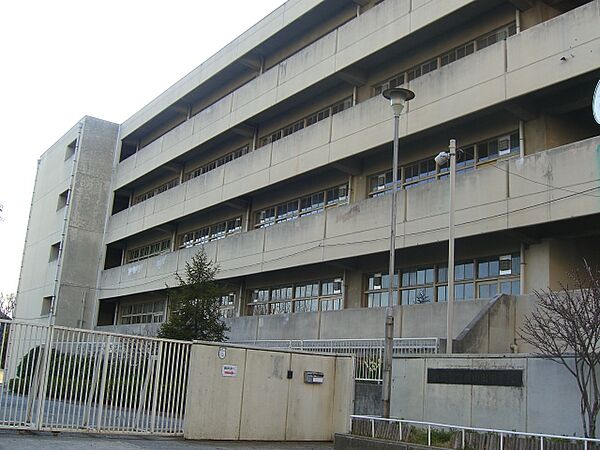 吹田市立西山田中学校（1071m）