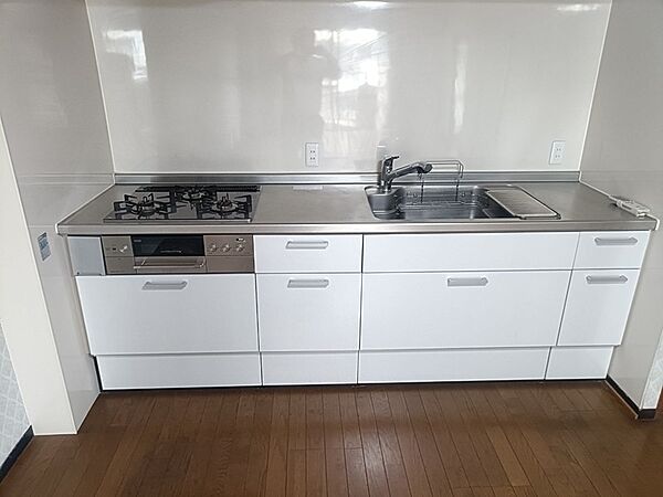 清潔感のある白いシステムキッチンは、お料理の時間を快適に彩ります。引き出し収納で、調理器具もすっきり片付きます。