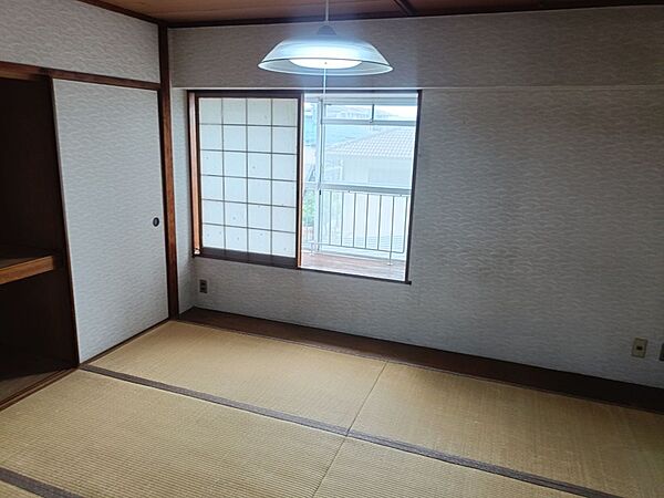障子からの光が心地よい和室。収納も備わり、趣のある空間でゆったりと過ごせます。