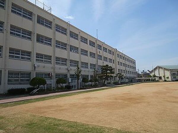 高槻市立南大冠小学校（1068m）