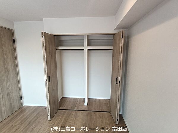 衣類をたっぷり収納できるクローゼット。ハンガーパイプと枕棚で、すっきりと整理整頓が叶います。