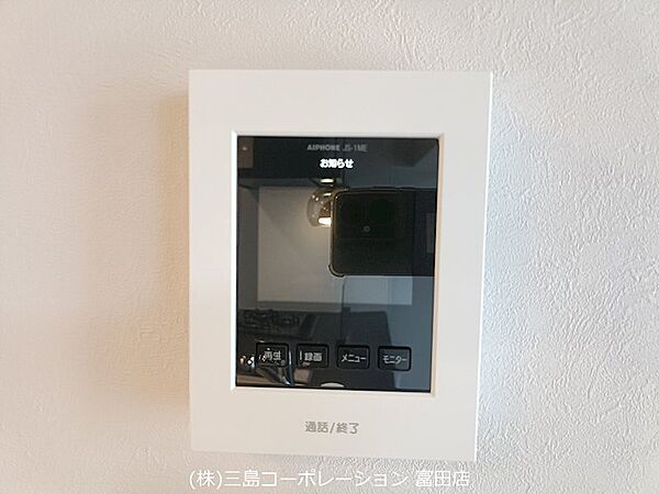 来訪者をモニターで確認できるTVモニター付きインターホン。不審者の侵入を防ぎ、安心な暮らしをサポートします。