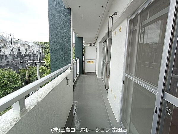 広々としたバルコニーからは、開放的な眺望が広がります。屋外でのひとときをお楽しみください。