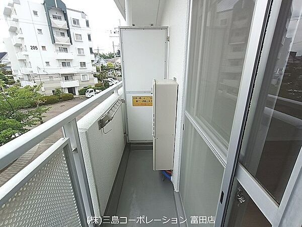 心地よい風を感じられるバルコニーで、日々の疲れをリフレッシュ。洗濯物を干すスペースも確保されています。
