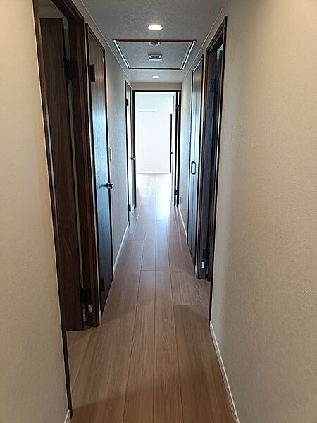 白を基調とした壁と明るい木目調の各部屋へと続く廊下も明るく、住まいの第一印象をさわやかに演出します。