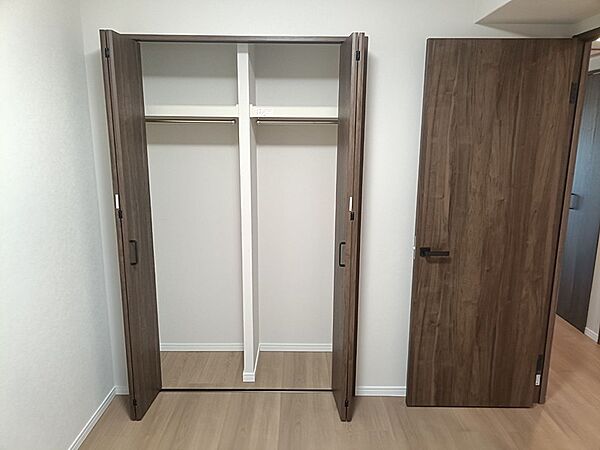 ゆとりのあるクローゼットで、季節の衣類もすっきり収納。整頓された空間で快適な暮らしを実現します。