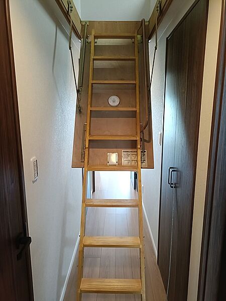 収納スペースとして活用できるロフトへの階段。季節物の収納や趣味の空間など、多様な用途でお使いいただけます。