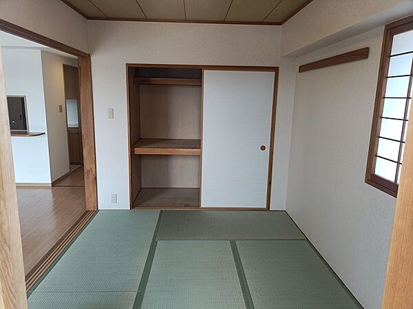 和室6帖　二面採光で明るいです
