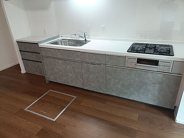 料理が楽しくなる、機能的なシステムキッチン。収納も充実しており、調理器具もすっきり片付きます。