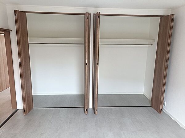 大容量のクローゼットで、衣類や小物もすっきり収納。可動式の棚とハンガーパイプで、使い方も自由自在です。