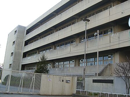 吹田市立西山田中学校(220m)