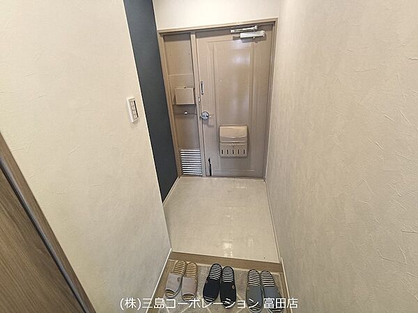 落ち着いた色合いの玄関で、一日の始まりと終わりを優しく迎えます。機能的な設備も備わっており、快適な暮らしをサポートします。