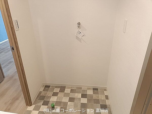 清潔感のある白を基調とした洗面スペース。お好みの洗面台を設置し、自分らしい空間を演出できます。水栓金具も完備されており、すぐにご利用いただけます。