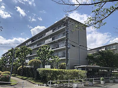 外観:開放的な空と緑豊かな環境に調和するマンション。穏やかな住環境で新生活を始めてみませんか。駐輪場も完備しており、通勤・通学にも便利です。 外観:開放的な空と緑豊かな環境に調和するマンション。穏やかな住環境で新生活を始めてみませんか。駐輪場も完備しており、通勤・通学にも便利です。