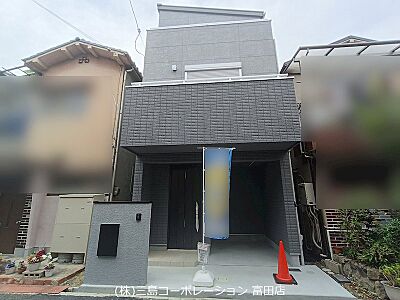 外観：現代的なデザインの外観が目を引く一戸建て。カースペースも完備しており、雨の日も安心です。ぜひ現地でご体感ください。