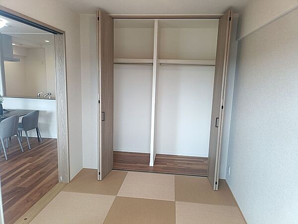 暮らしを快適にする、収納力のあるクローゼット。洋服や荷物をすっきりと整理できます。和室に隣接し、使い勝手の良い間取りです。