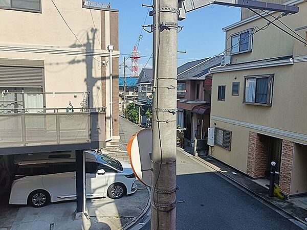 閑静な住宅街に佇む物件。青空が広がる穏やかな環境で、日々の暮らしを快適にお過ごしいただけます。ご近所には送電鉄塔のユニークな眺めも。