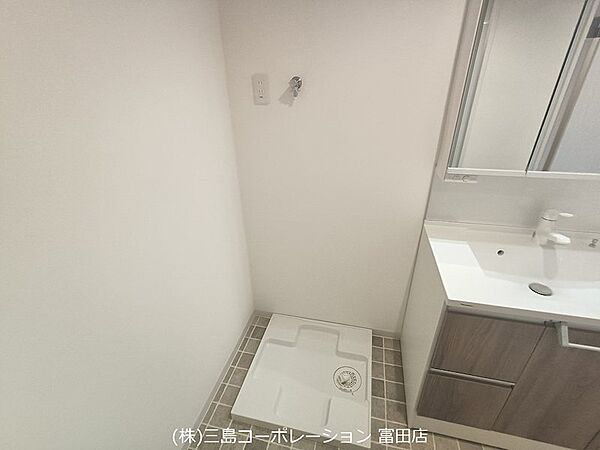 洗濯機置き場と洗面化粧台が備わった洗面所です。忙しい朝もスムーズに準備できる、機能的な空間です。