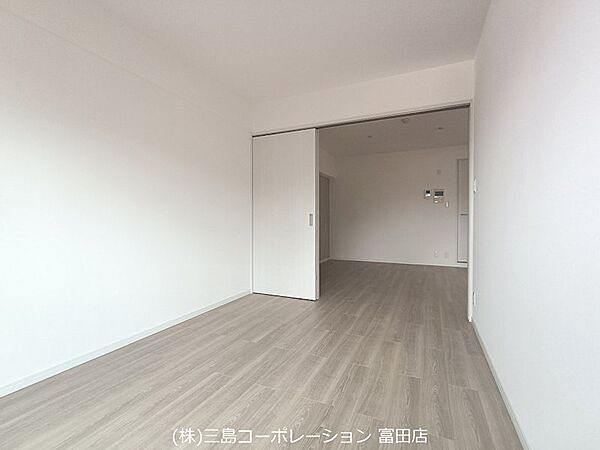 清潔感あふれるフローリングの洋室。引き戸を開放すれば、隣室と一体感のある広々とした空間として利用可能です。