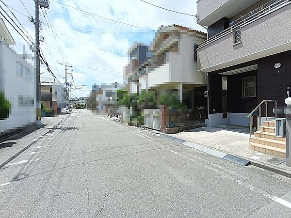 前面道路は広々8mございます