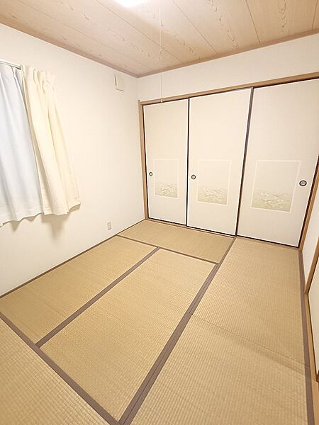 1階　6帖和室（大容量の押し入れ付きです）