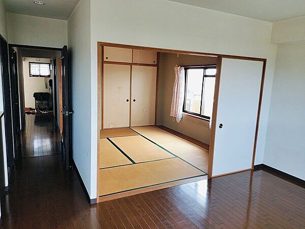 和室と洋室が隣接しており、ライフスタイルに合わせた空間利用が可能です。来客時にも活用しやすい間取りです。