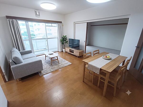 南向きで陽当り良好なLDK（家具はCGによるイメージです）