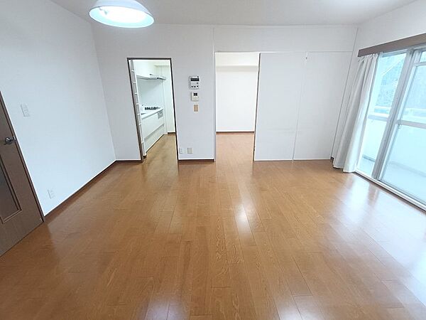 4帖のパーテーションを開放することで約16帖のLDKとしてお住まいいただけます